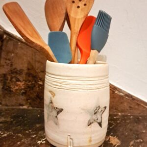 white utensils holder